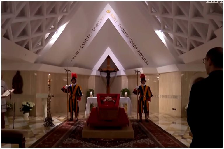 El Vaticano revela las primeras imágenes del papa Francisco tras su muerte