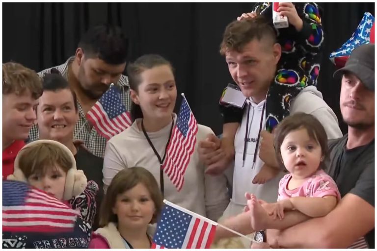 EEUU: Trump recibe “refugiados” blancos mientras expulsa miles de latinos