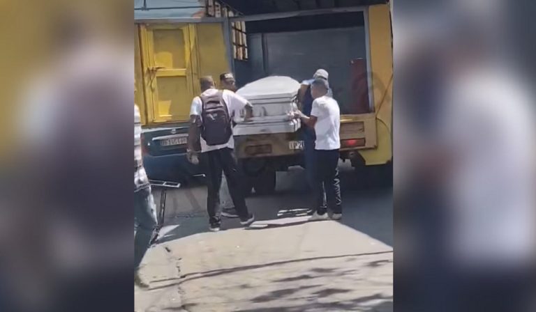 Régimen confisca ataúd de cubana asesinada en EEUU y lo cambia por caja rústica en Santiago de Cuba