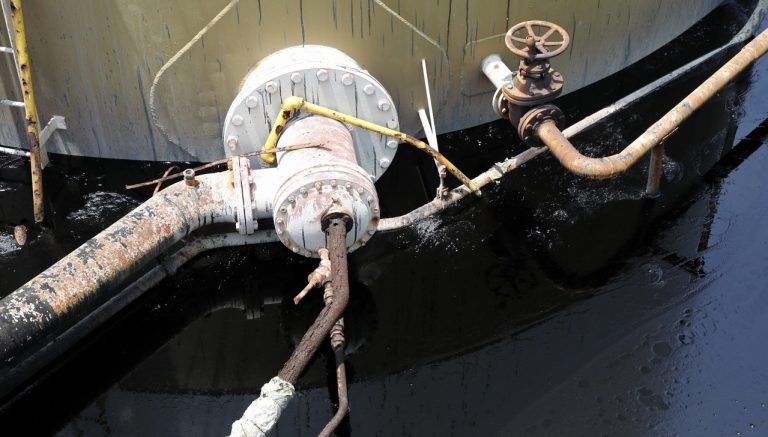 Derrame de crudo en planta abandonada de Matanzas: combustible almacenado desde 2015
