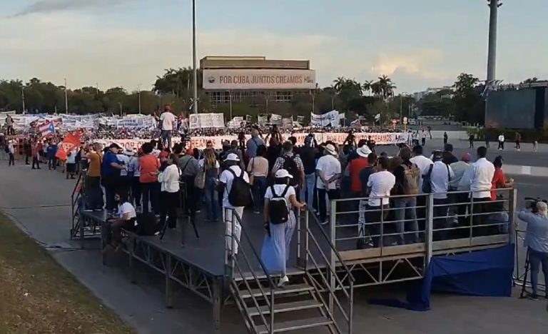 Hambrientos y entre apagones: cubanos desfilan obligados este 1 de Mayo