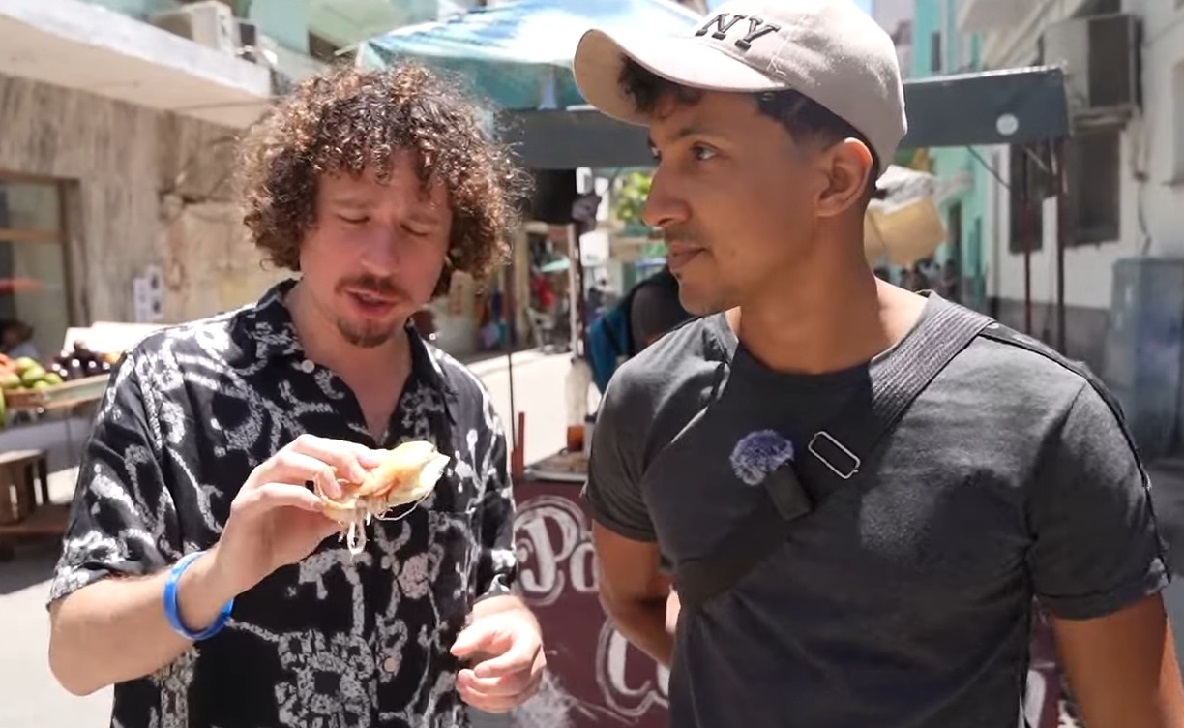 El youtuber probó varios alimentos en las calles, asegurando que eran “baratos”. (Captura de pantalla © Luisito Comunica-YouTube)