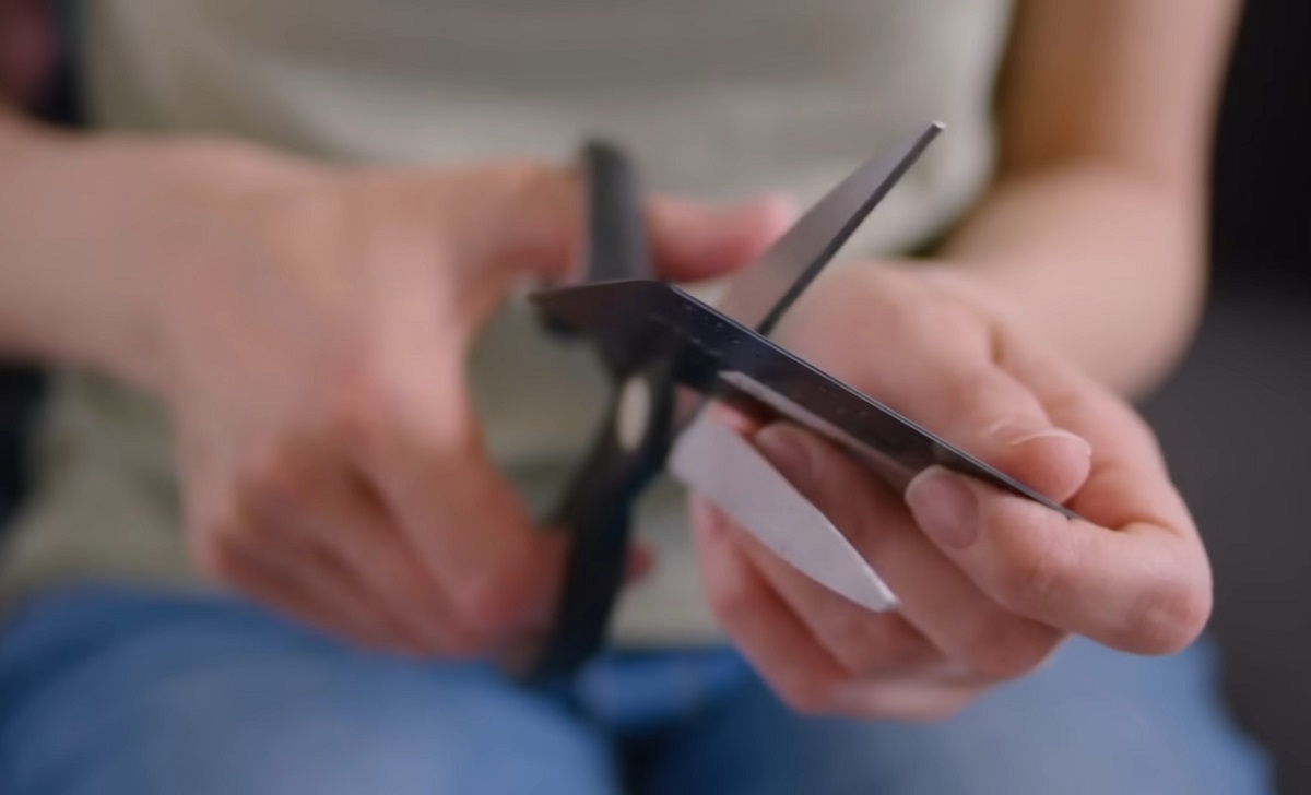 Los expertos recomiendan deshacerse de estas tarjetas. (Captura de pantalla © CNBC-YouTube)