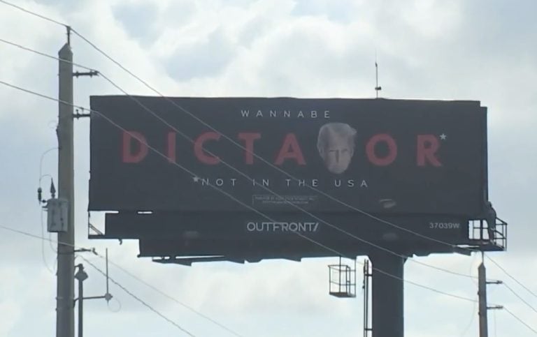 Polémico cartel en Florida califica a Trump como un “aspirante a dictador”