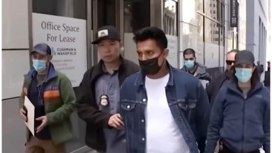 Migrante detenido a las afueras de una corte migratoria en Nueva York. (Captura de pantalla © Telemundo 48- YouTube)