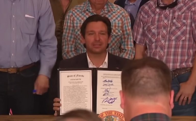 DeSantis firma ley SB 700: Florida prohíbe el flúor en el agua potable