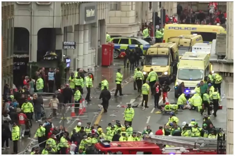 Atropello masivo durante desfile en Liverpool deja más de 50 heridos