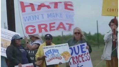 Protesta contra las políticas migratorias de Trump, muchos ciudadanos se oponen al racismo de la administración actual. (Captura de pantalla © Noticias Telemundo- YouTube)