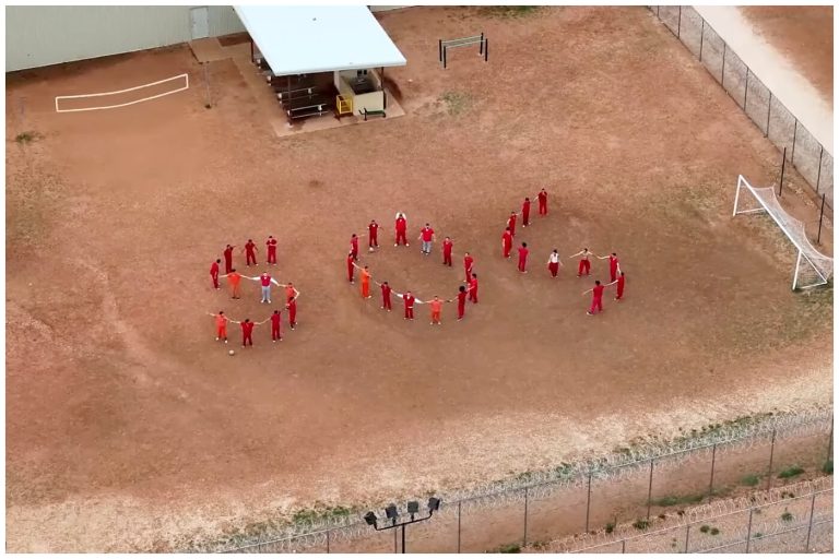 “SOS” humano: el llamado de auxilio de migrantes en centro de detención de Texas