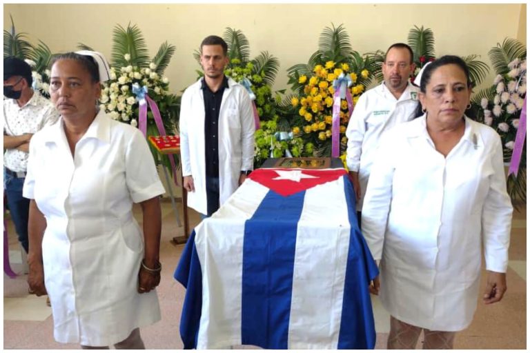 Dan el último adiós al doctor cubano Armando Caballero en Villa Clara