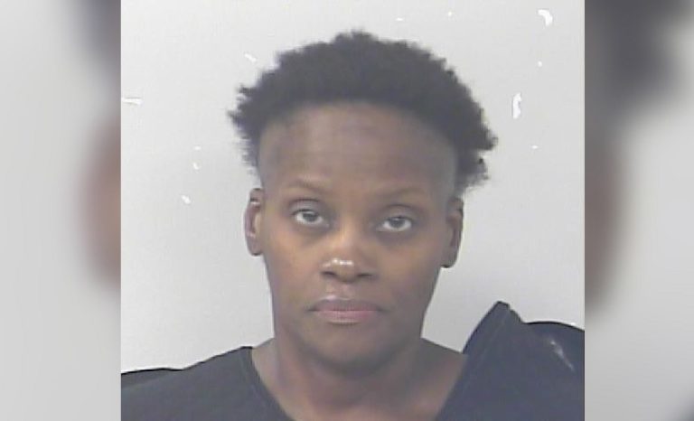 Madre en Florida arrestada por muerte de su hijo tras supuesto “exorcismo”
