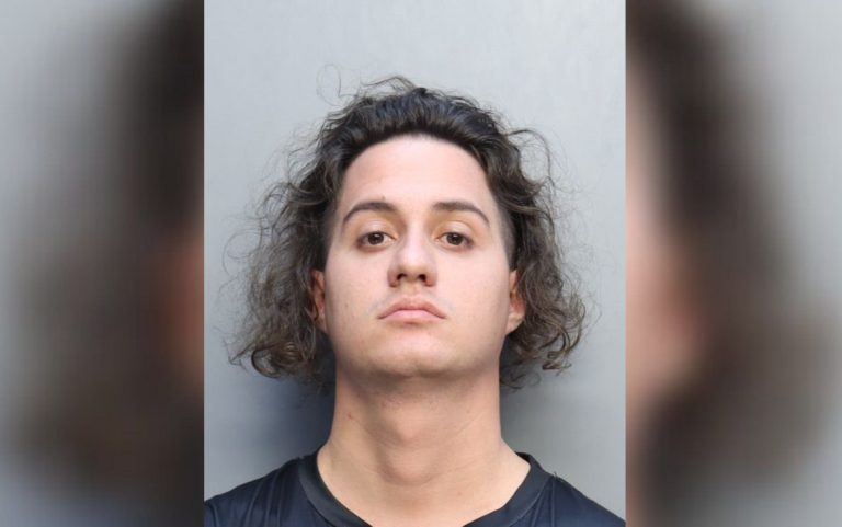 Joven cubano arrestado por agredir a conductor con una piedra en Miami-Dade