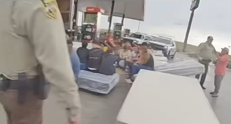 Varios cubanos detenidos entre migrantes hallados dentro de un camión en Texas