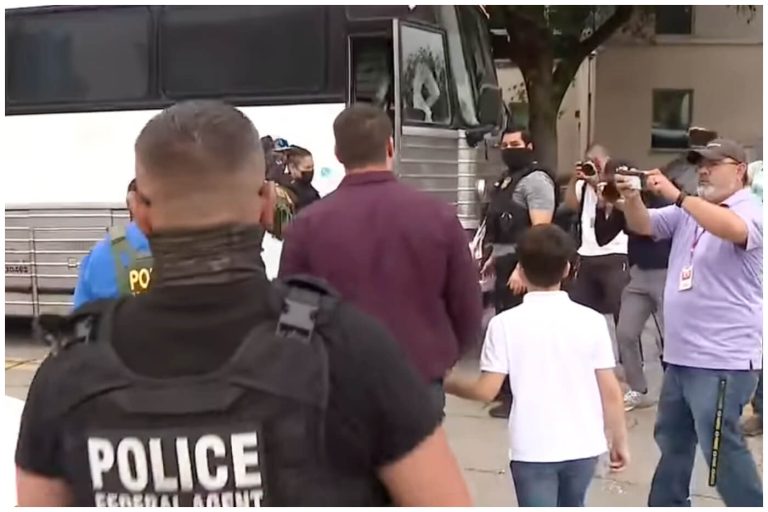 Familia cubana arrestada por ICE afuera de Corte de Migración en Texas