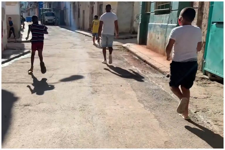 Régimen pide a niños trabajar sin paga en sus fábricas durante las vacaciones