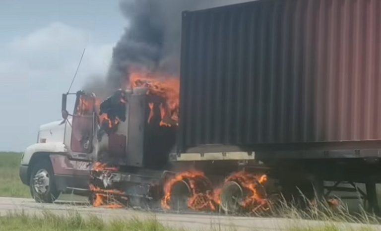 Camión de Mipyme que transportaba cerveza se incendia en la Carretera Central