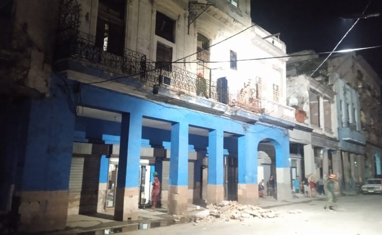 Tres personas mueren tras colapso de un edificio multifamiliar en La Habana