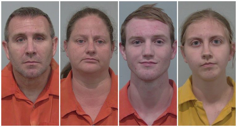 Familia detenida por abuso en Florida: maltrataban a nueve menores en jaulas