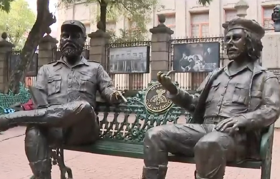 Estatuas de Fidel Castro y Che Guevara en México. (Captura de pantalla © Azteca Noticias-YouTube)