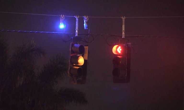 Implementan luces azules en semáforos de Florida para reducir violaciones de tráfico