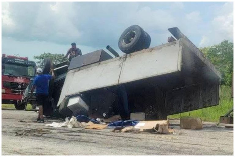Aparatoso accidente: se vuelca camión en la Autopista Nacional de Cuba
