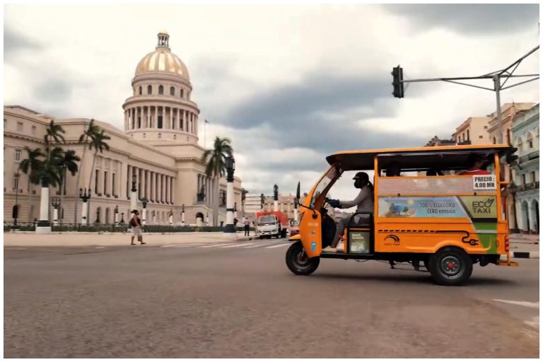 Anciano cubano muere mientras manejaba su mototaxi en Camagüey