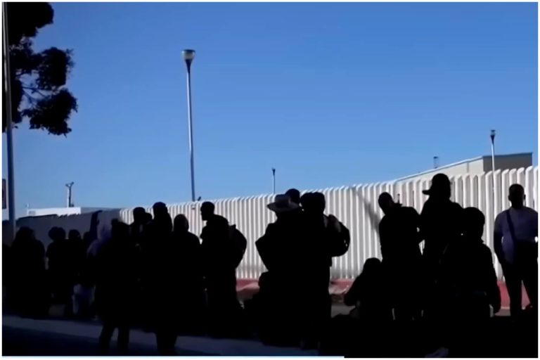 Ante políticas de Trump caravana migrante busca asilo en México