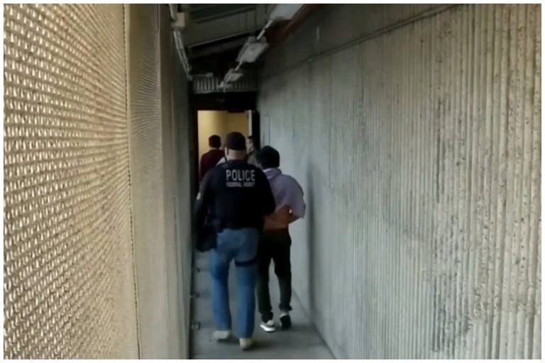 Florida continúa arrestos a inmigrantes con ley prohibida por juez federal