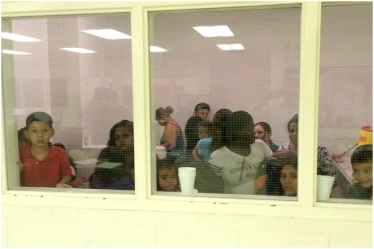Juez federal bloquea deportación de más de 600 niños ordenada por Trump