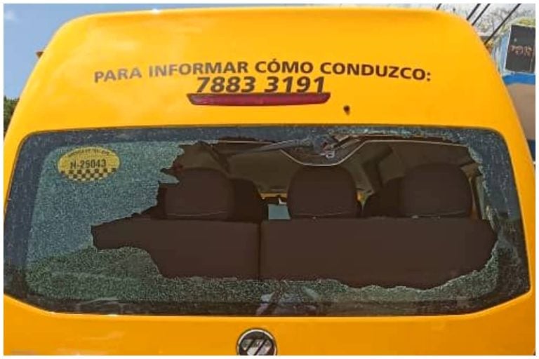 Pleito de tránsito: apedrean y dañan microbús en La Habana