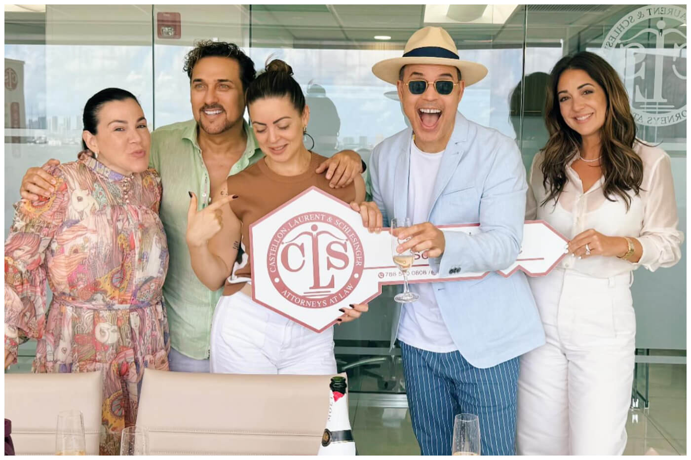 Alexis Valdés y su esposa Claudia en la compra de su casa en Miami. (Captura de pantalla © Alexisvaldes- Instagram)