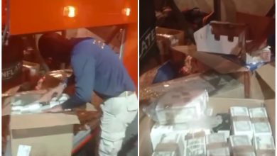 Las autoridades encontraron los billetes en cajas etiquetadas como “libros”. (Captura de pantalla © La Estrella de Panamá-YouTube)