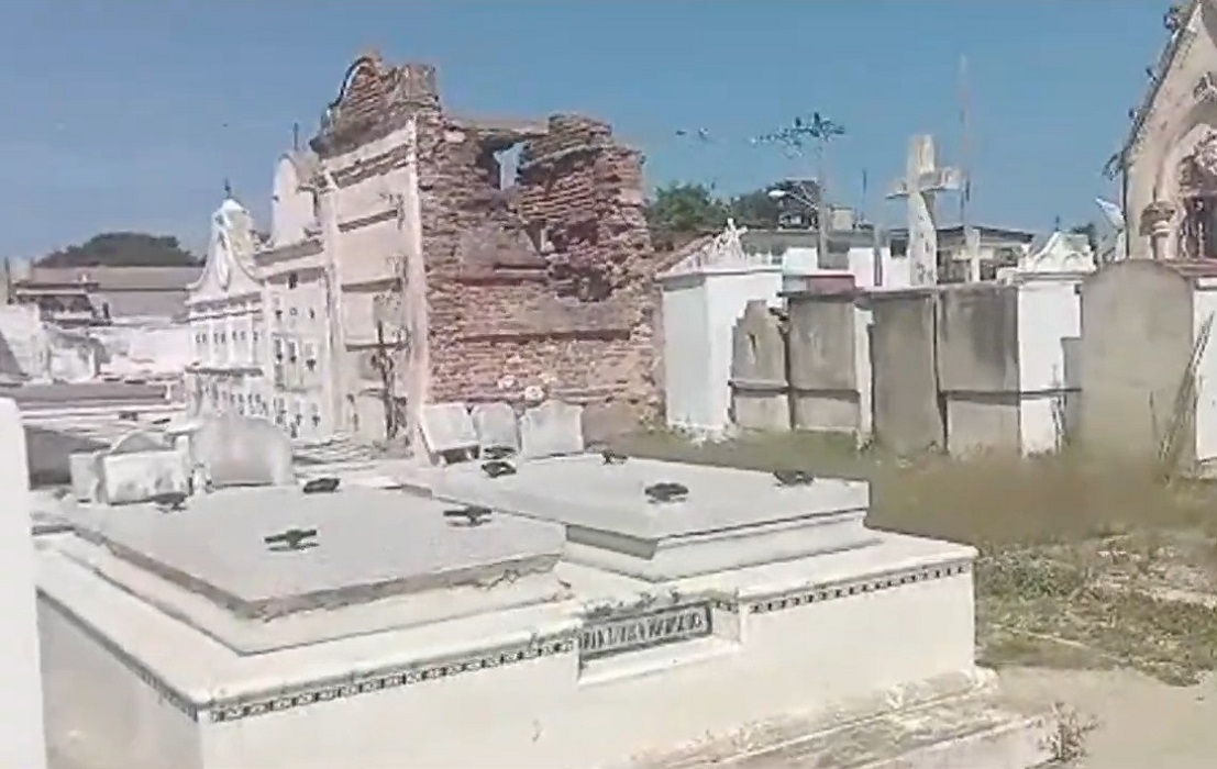Las imágenes muestran que varias de las tumbas están dañadas. (Captura de pantalla © Observatorio Cubano de Derechos Humanos-YouTube)