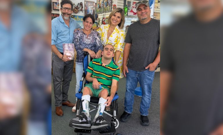 “Nicholas, mi regalo de amor”: madre cubana escribe un libro para apoyar a su hijo con discapacidad