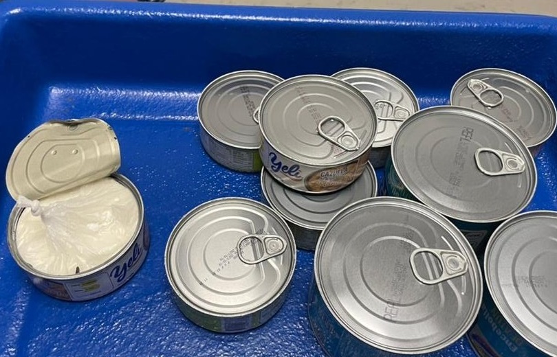 Las latas contenían la sustancia ilegal. (Foto © vicejefeagr-Twitter)