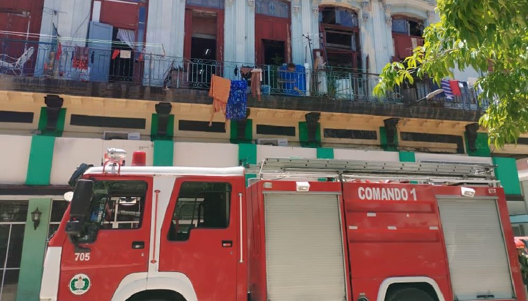 Escena del derrumbe en la capital. (Foto © Mario Vallejo-Facebook)