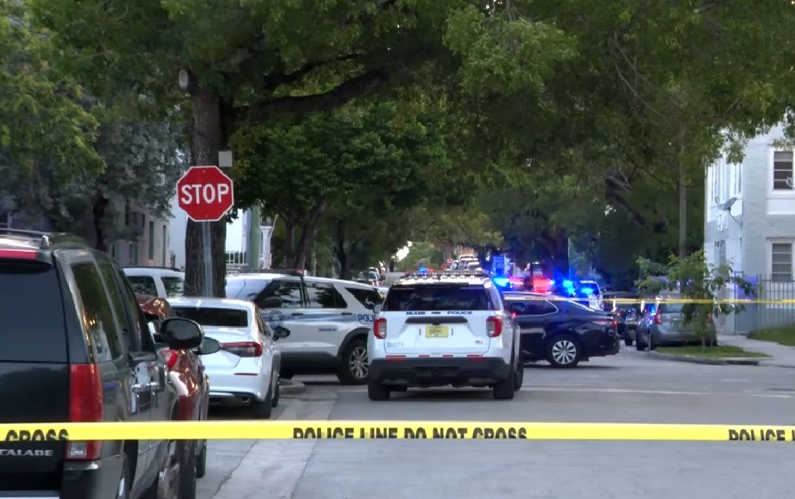 Escena del tiroteo en La Pequeña Habana. (Captura de pantalla © WPLG Local 10-YouTube)