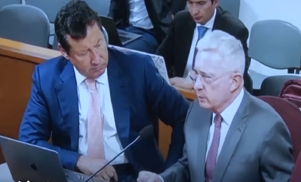 El expresidente colombiano en corte. (Captura de pantalla © DW Español-YouTube)