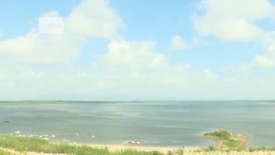 La presa Zaza registra niveles peligrosamente bajos de agua. (Captura de pantalla © Canal Caribe-YouTube)