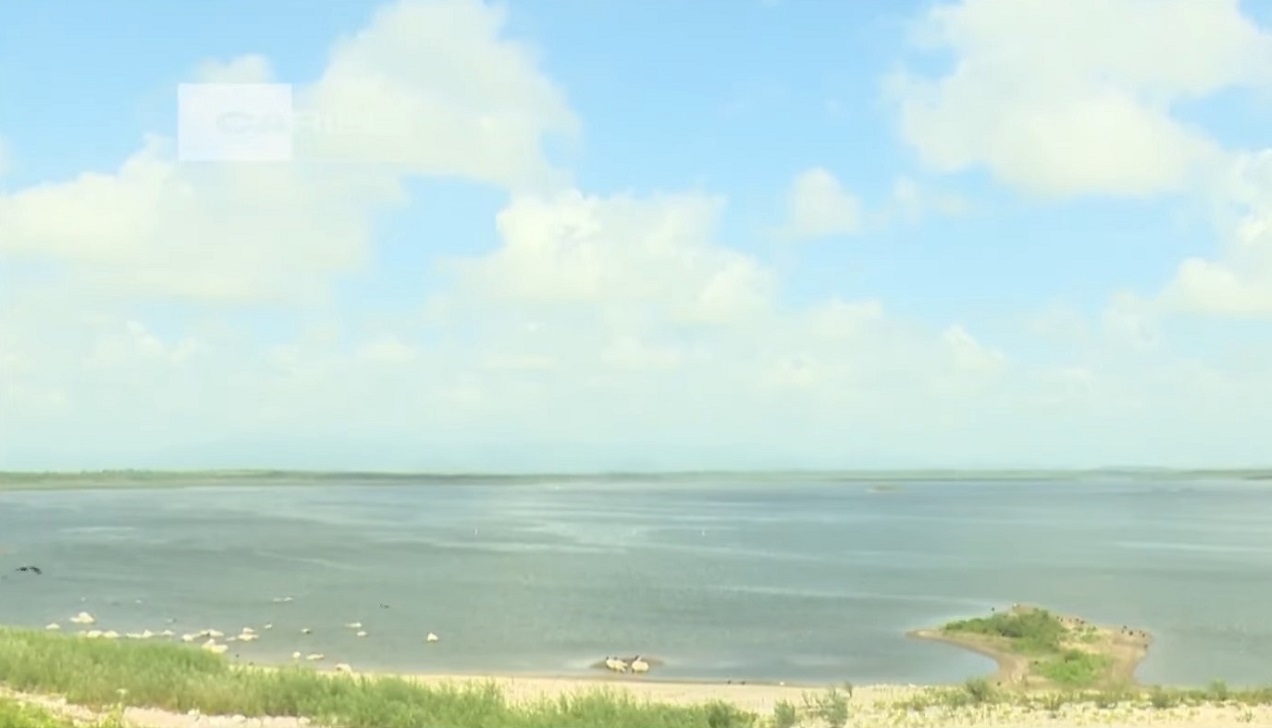 La presa Zaza registra niveles peligrosamente bajos de agua. (Captura de pantalla © Canal Caribe-YouTube)