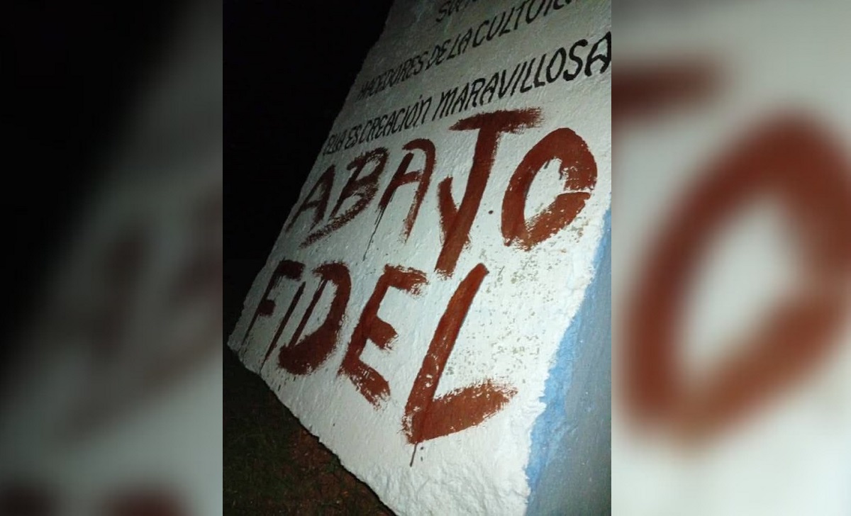 Los letreros dejan en evidencia el descontento de la población. (Foto © Odalys H Rizo-Facebook)