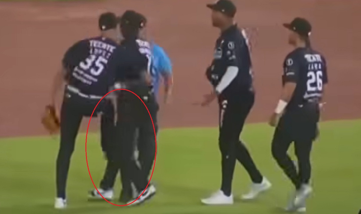 Momento exacto en el que el cubano agredió al umpire. (Captura de pantalla © Hitazo-Facebook)