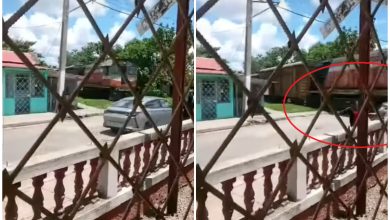 Momento exacto en el que el tren chocó contra un auto de turismo en Artemisa. (Captura de pantalla © Saúl Manuel-Facebook)