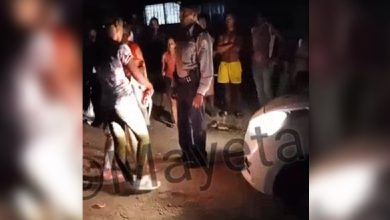 La PNR arribó a la escena del crimen, donde habló con los vecinos. (Captura de pantalla © Yosmany Mayeta Labrada-Facebook)