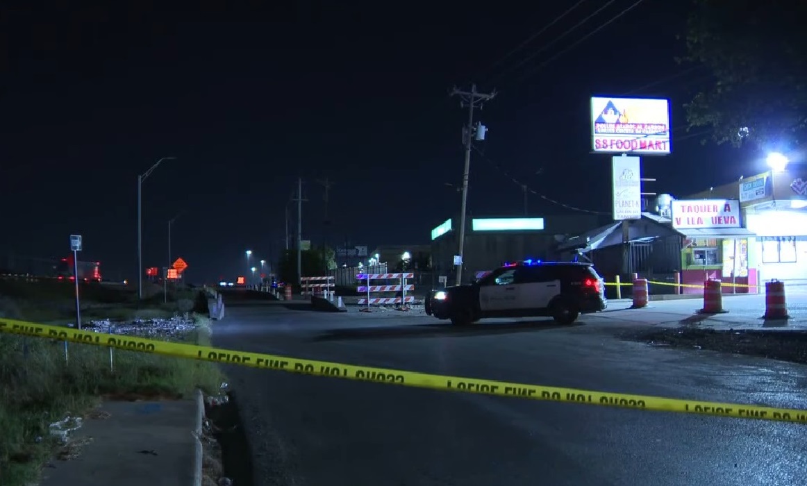 Policía de Austin investigando el área del crimen. (Captura de pantalla © FOX 7 Austin-YouTube)