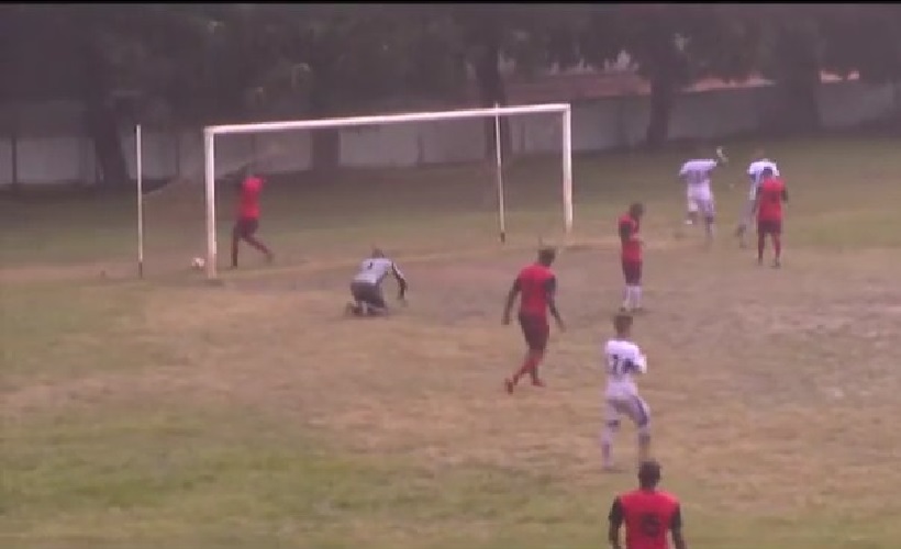 Imagen ilustrativa de una portería de metal en Cuba. (Captura de pantalla © Brita Garcia Alberteris-YouTube)