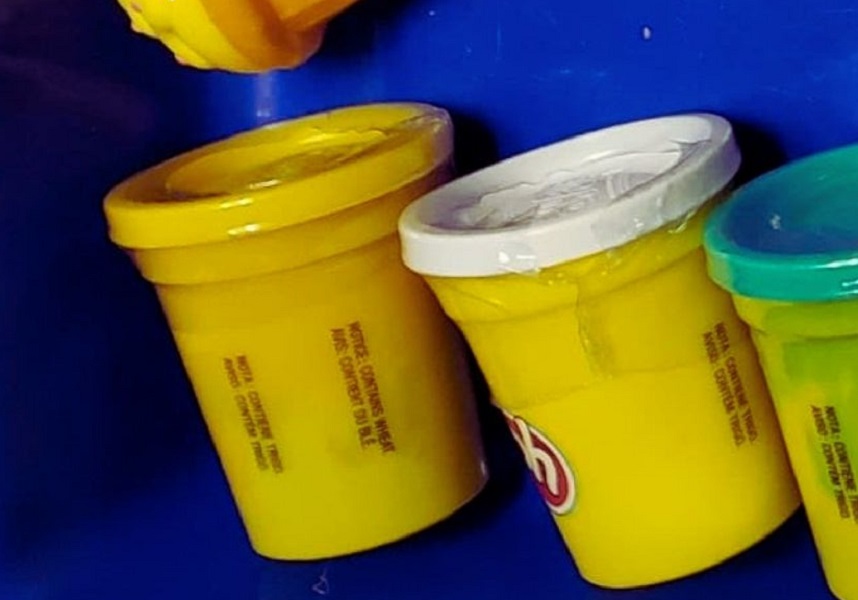 Potes de plastilina incautados por la Aduana de Cuba. (Foto © Mario J. Pentón-Facebook)