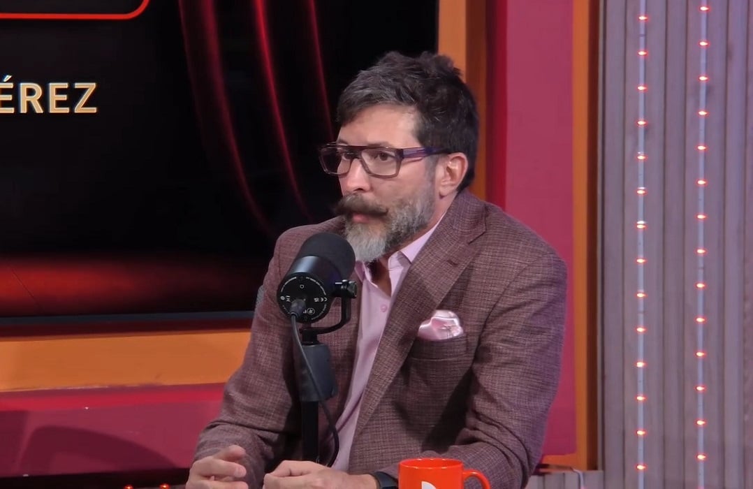 Ricardo Becerra durante la entrevista. (Captura de pantalla © Erwin Pérez-YouTube)