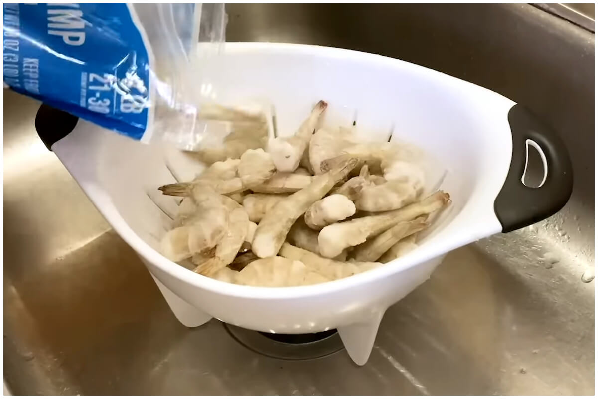 Camarones congelados. Imagen de referencia. (Captura de pantalla © Allrecipes- YouTube)
