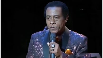 Cándido Fabré se presenta acompañado por orquesta en vivo. (Captura de pantalla © Carlos Munoz Vera- YouTube)